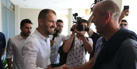Mustafa Er kapıda karşıladı