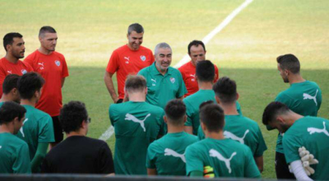 Biz sağ bek beklerken yine sol bek geldi