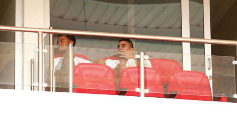 Aziz ve Ekong tribünde 