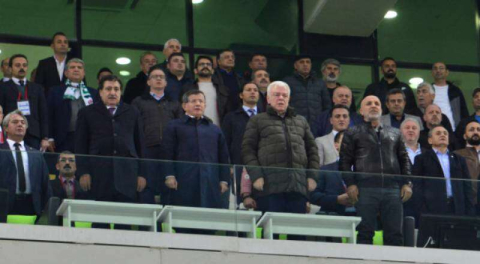 Eski başbakan da tribünde