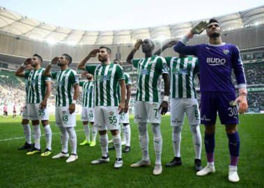 Bursasporlu futbolculardan şehit eşine selam!