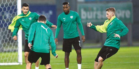 Timsah top başı yaptı