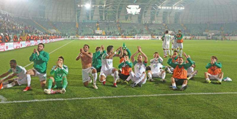 Galibiyeti tribün ile kutladılar