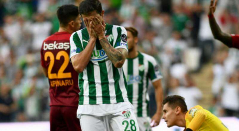 Flaş gelişme! Futbolu bırakıyor...