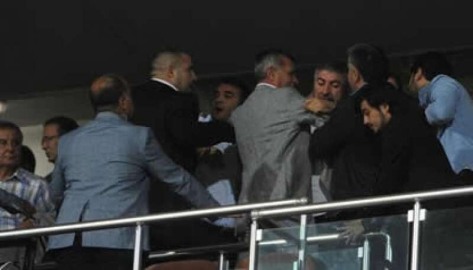 Şeref tribününde neler oluyor...