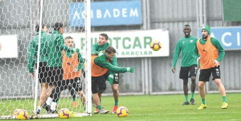 Yağmur altında çalıştılar