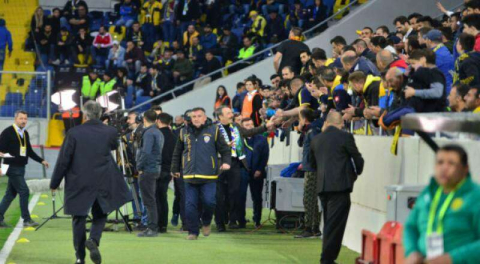 Osman Ak tribünleri selamladı