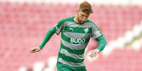 Sağ bek Burak'a teslim