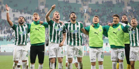 8 futbolcu kart sınırında 