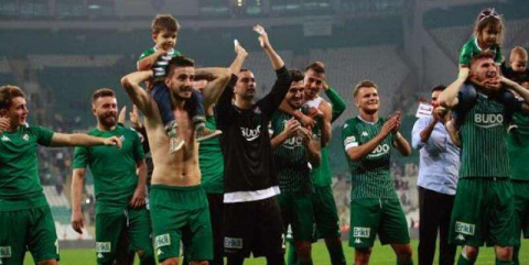 Yenilgiyi unuttu