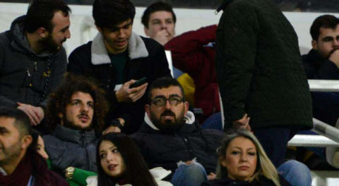 Dört kişi tribüne!