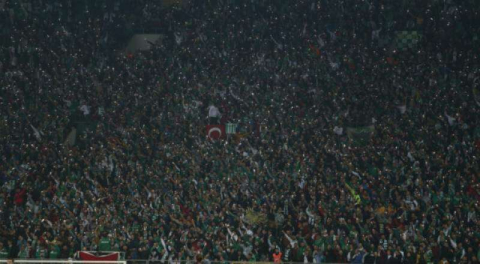 Tribünde şov var