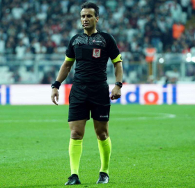 Hakem kırmızı kart seviyor 