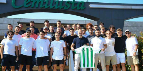 Cüneyt'ten takıma yemek