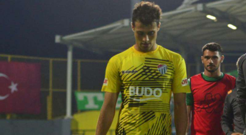 Ataberk tribünde, Deniz sahada