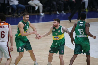 Timsah potada av peşinde!